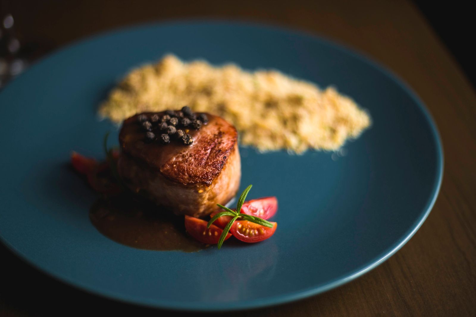 Door de chef opgemaakt gerecht op een donker bord