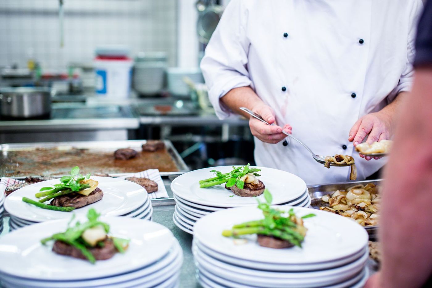 De chef maakt een rij borden op